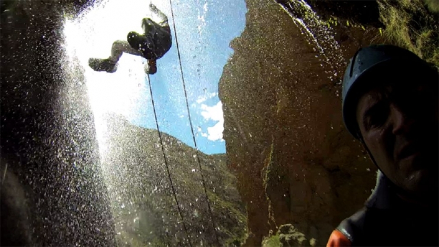 Saltos acuaticos impresionantes en barranquismo nivel medio