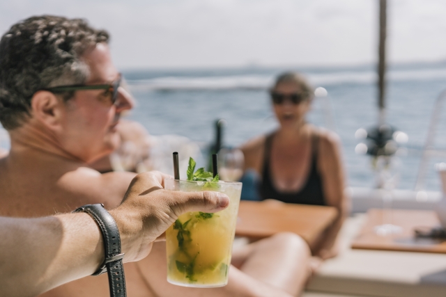  Serve mojitos on the catamaran 
