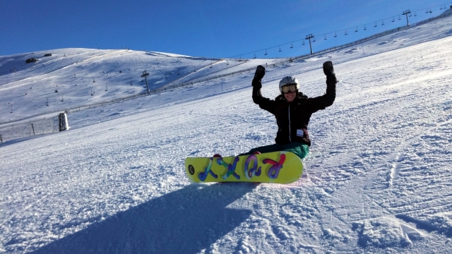 Caida con la tabla de snow