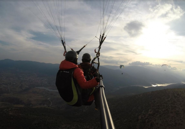 Viendo otros parapentes sobre el rio
