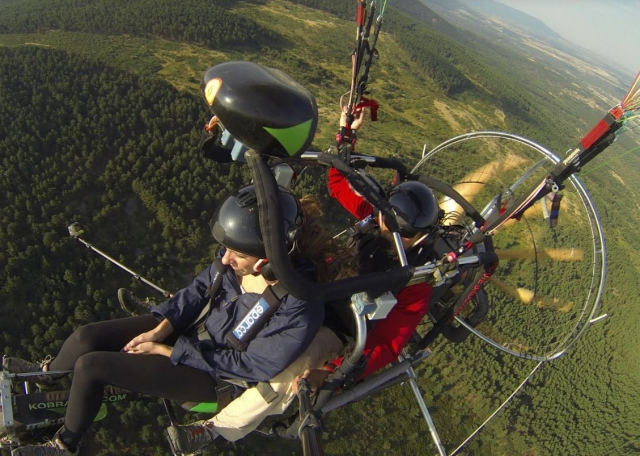 Paratrike tandem sobre el bosque