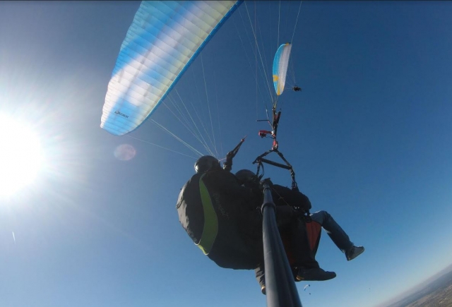 Viaje simultaneo en parapente