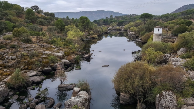  Rivière et rochers du parc 