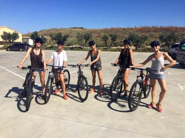 Francesas al inicio de la ruta en bici en Navarra