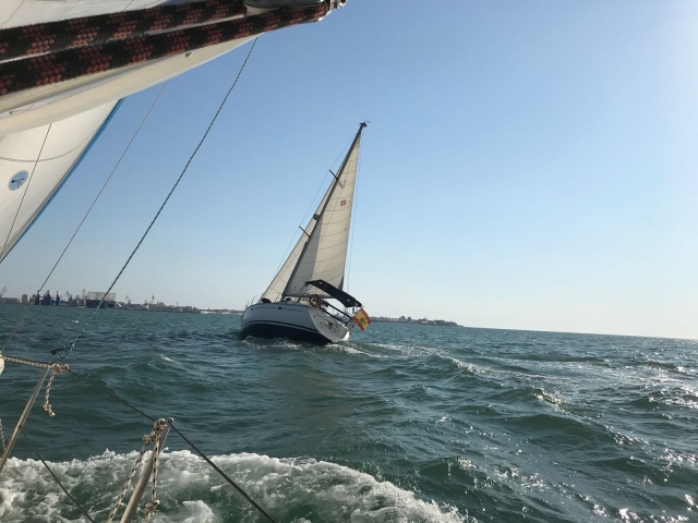  Mit einem Segelboot über die Meere segeln 