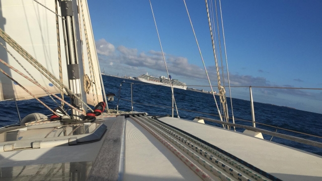  Weitersegeln ein Segelboot 