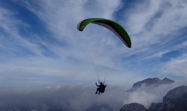 Acobracias con parapente