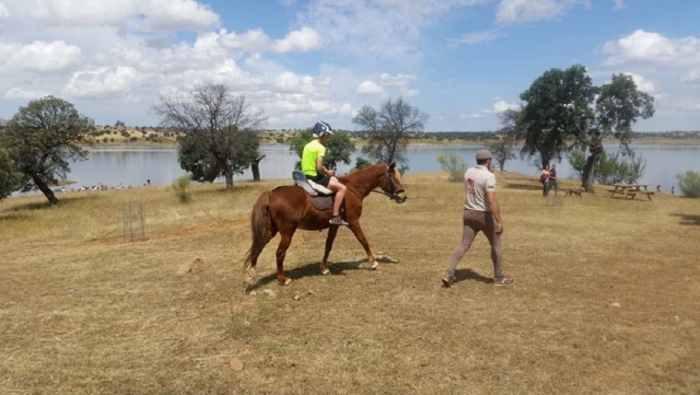 Nino montando a caballo en Andalucia
