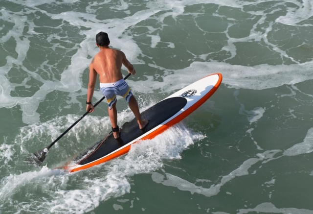 e-19749683-haciendo-paddle-surf-sobre-las-olas15347752355843.jpg