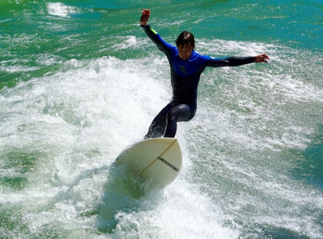 e-19749684-levantando-la-tabla-de-surf15347753261876.jpg