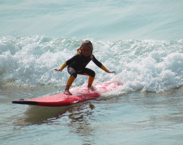 e-19749684-peque-en-tabla-de-surf-roja15347753277006.jpg