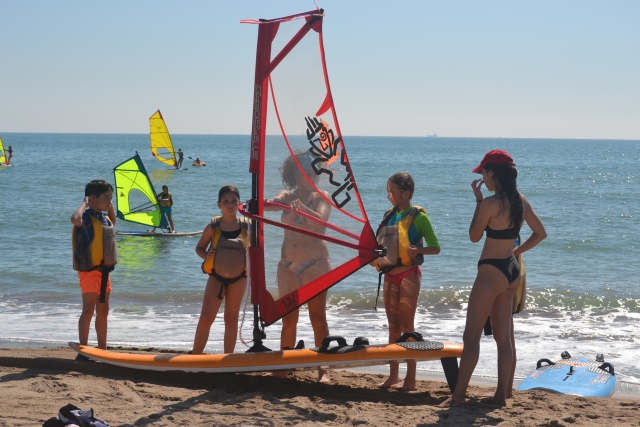 e-19749688-atendiendo-a-las-explicaciones-con-el-material-de-windsurf15347580517934.jpg