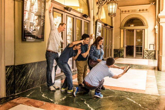  Tourists posing in the Liceu 