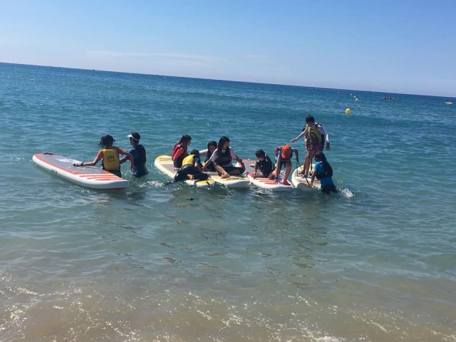 Peques aprendiendo sup en Salou