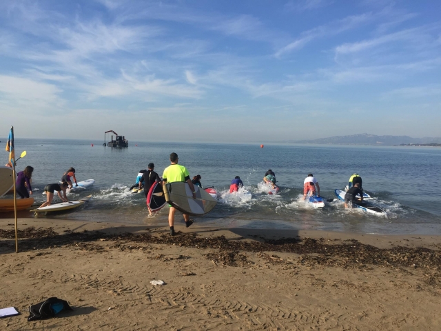 Subiendose a las tablas de sup en Salou