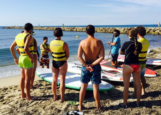 Asistiendo a la clase de paddle board