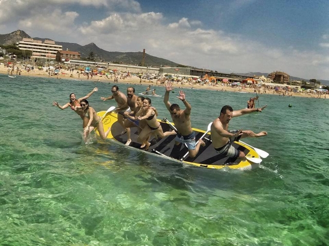 Cayendo al agua desde la tabla de big sup