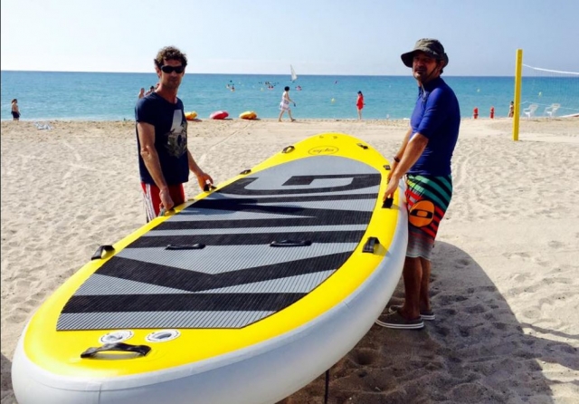 Llevando al agua la tabla de king sup
