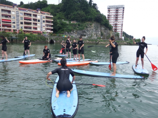  小团体桨冲浪 
