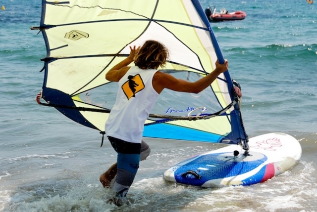 Metiendo la tabla y la vela en el mar