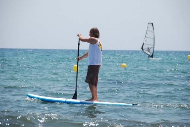 Paddle surf en la playa de Cambrils