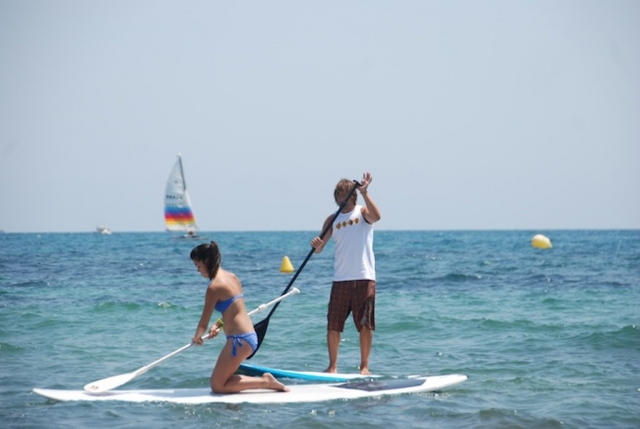 Remando de rodillas sobre la tabla
