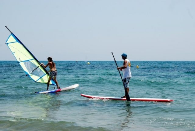 Profesos de SUP y alumna de wind
