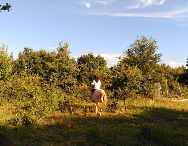 A caballo en la finca de La Rioja