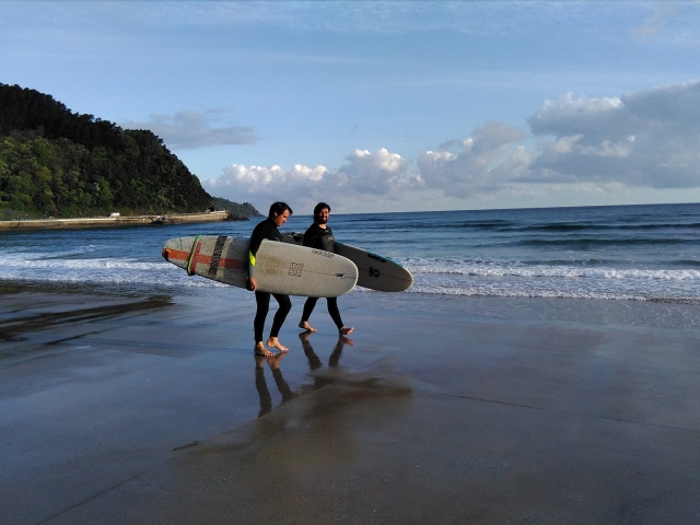 Dispuestos a surfear las mejores olas