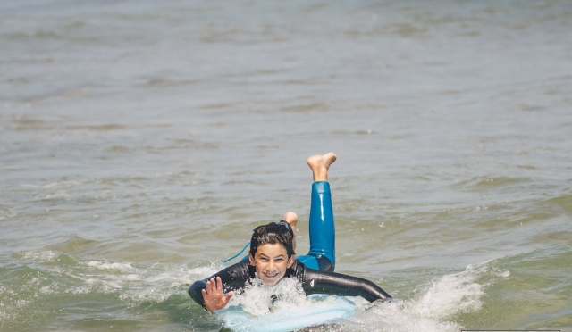  Surfcamps für Erwachsene und Kinder 