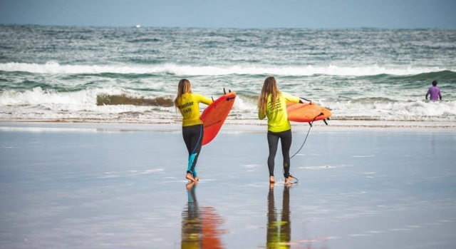  Mit Surfbrettern am Strand 