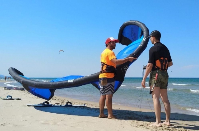 Preparando la cometa para lanzarte al agua