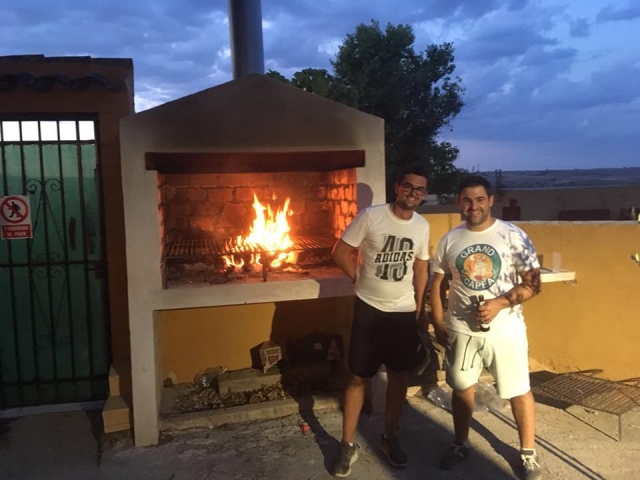 Amigos de barbacoa en Villarubia