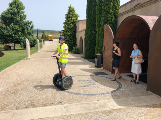  乘坐赛格威离开加利西亚酒庄 