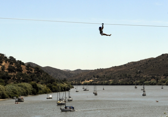 Atrevesando el Guadiana en tirolina