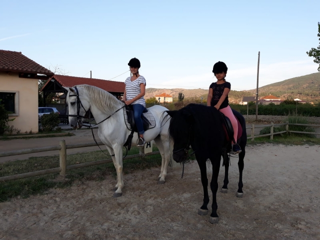 Chicas subidas a los caballos galegos