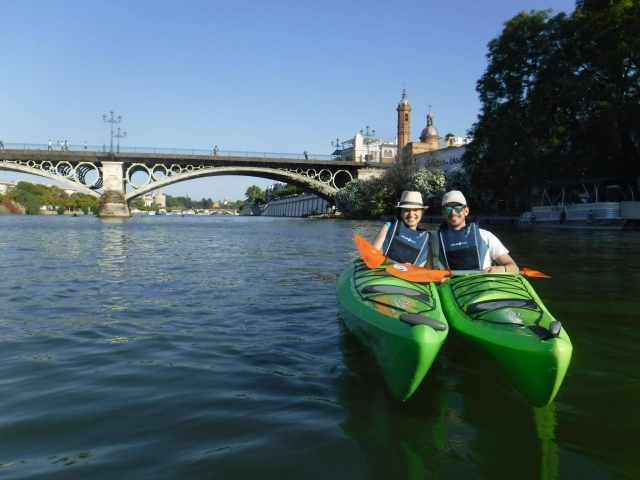 Paseos en pareja por el rio Guadalquivir 