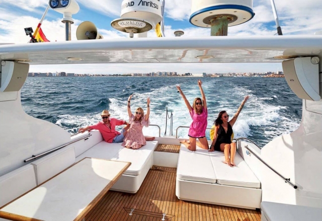 Grupo navegando en el Mediterraneo