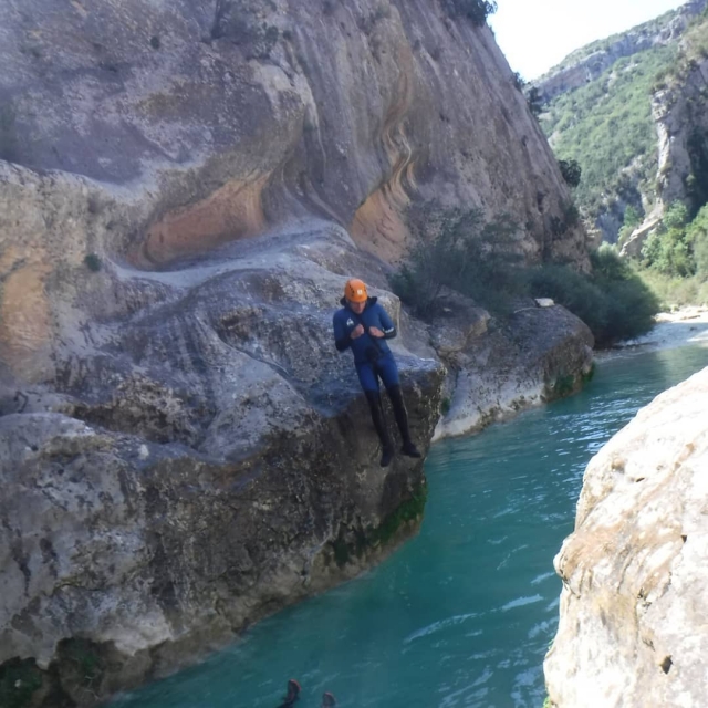 Salto al vacio en el barranco