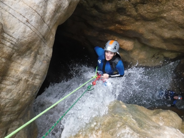 Descenso con cuerdo en el barranco