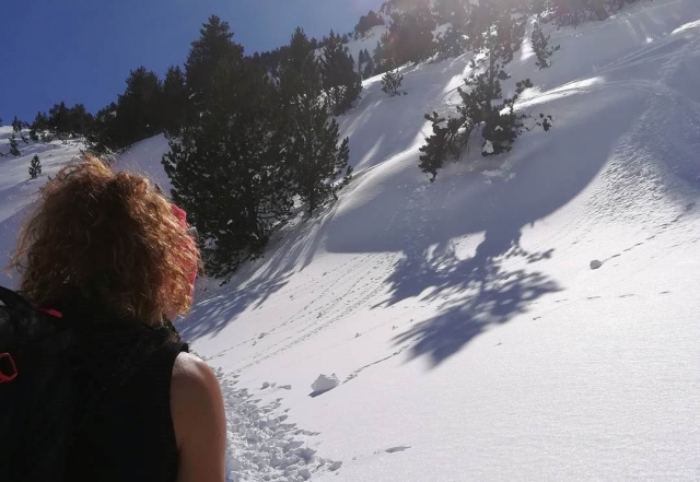 Camina sobre la nieve en Benasque