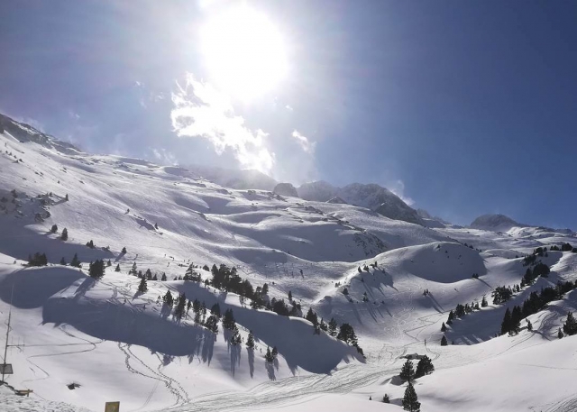 Monte nevado para recorrerlo con raquetas