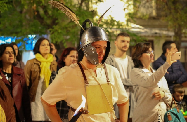  Dramatized visits with historical figures 