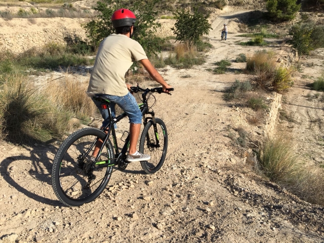 Disfrutando de una ruta por el campo