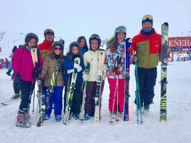  Istruttore con il suo gruppo di allievi di sci 