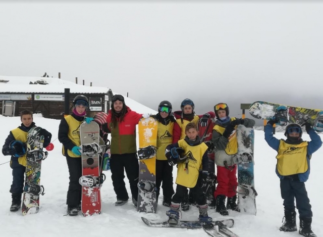  Gruppo di studenti di snowboard in Sierra Nevada