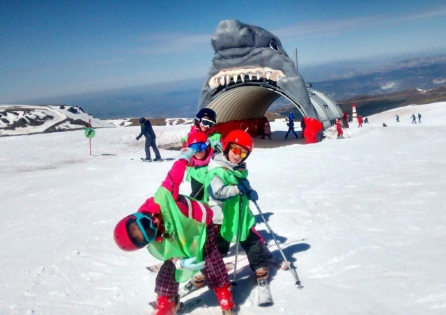  I bambini nel tunnel degli squali della Sierra Nevada 
