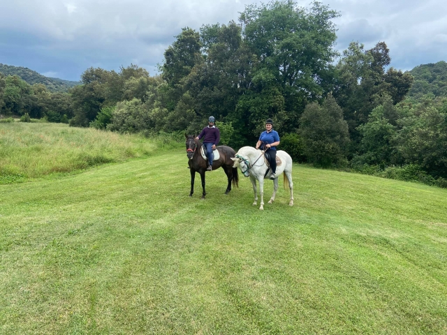 A lomos de un caballo listos para cabalgar