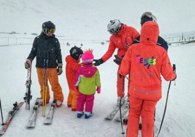 Profesores de esqui mientras nieva en Baqueira