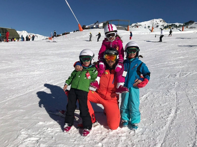 Clases colectivas para ninos en la nieve